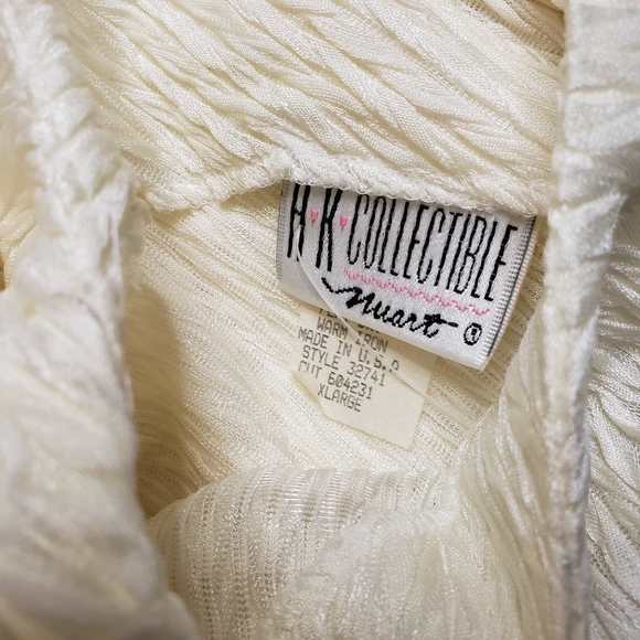 HK Collectible Blouse - Picture 4 of 6